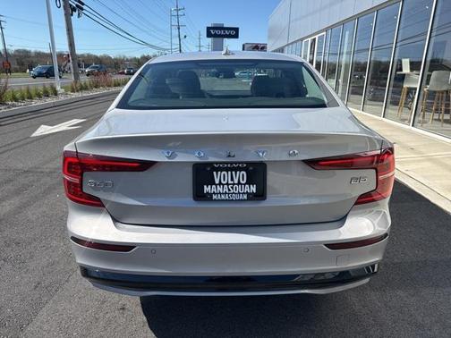 2024 Volvo S60 B5 Core Dark Theme