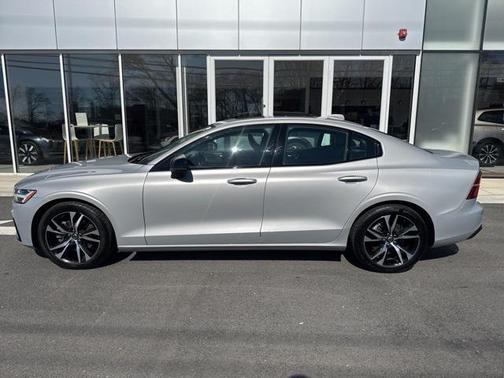 2024 Volvo S60 B5 Core Dark Theme