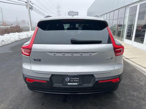 2025 Volvo XC40 B5 Plus Dark Theme