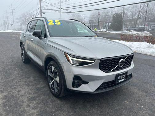 2025 Volvo XC40 B5 Plus Dark Theme