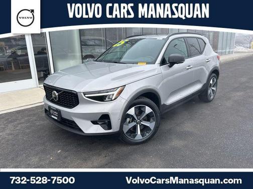 2025 Volvo XC40 B5 Plus Dark Theme