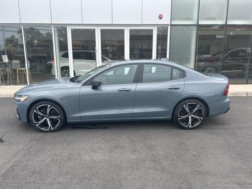 2024 Volvo S60 B5 Core Dark Theme