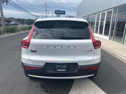 Crystal White Pearl 2025 Volvo XC40 B5 Core Bright Theme