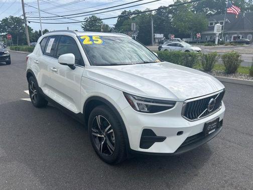 Crystal White Pearl 2025 Volvo XC40 B5 Core Bright Theme