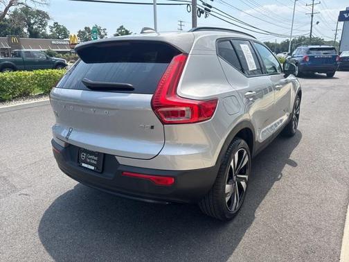 2025 Volvo XC40 B5 Plus Dark Theme