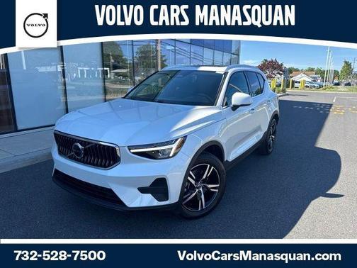 Crystal White Pearl 2025 Volvo XC40 B5 Core Bright Theme