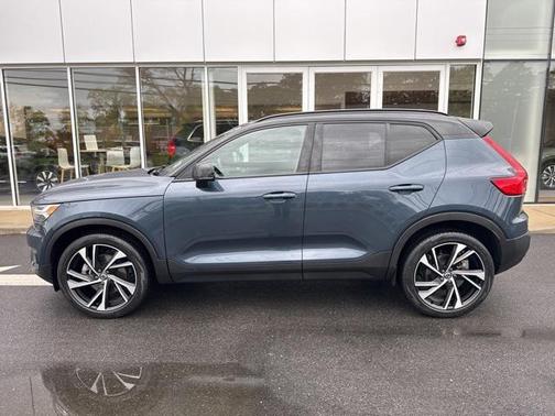 2022 Volvo XC40 T5 R-Design