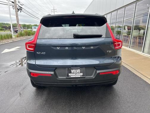 2022 Volvo XC40 T5 R-Design