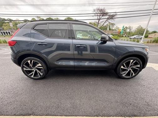 2022 Volvo XC40 T5 R-Design