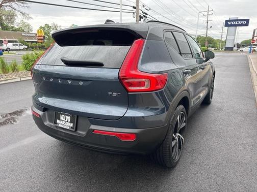 2022 Volvo XC40 T5 R-Design