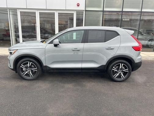 2025 Volvo XC40 B5 Core Bright Theme