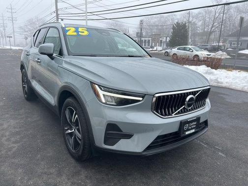 2025 Volvo XC40 B5 Core Bright Theme