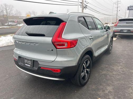 2025 Volvo XC40 B5 Core Bright Theme