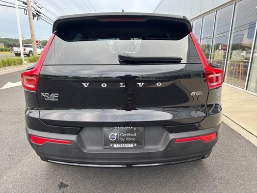 2025 Volvo XC40 B5 Plus Dark Theme