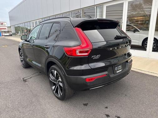 2025 Volvo XC40 B5 Plus Dark Theme
