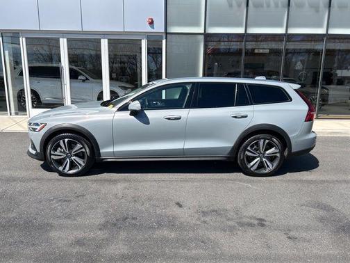 2025 Volvo V60 Cross Country Plus, B5 AWD Gas (mild hybrid)