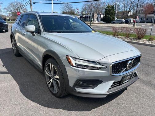 2025 Volvo V60 Cross Country Plus, B5 AWD Gas (mild hybrid)