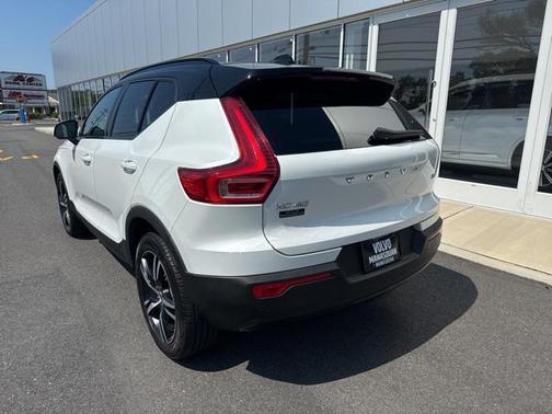 2022 Volvo XC40 T5 R-Design