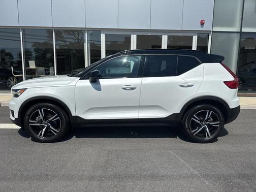 2022 Volvo XC40 T5 R-Design