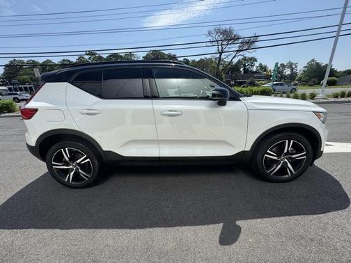 2022 Volvo XC40 T5 R-Design