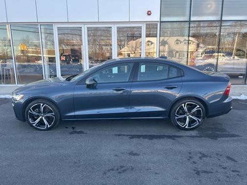 2024 Volvo S60 B5 Core Dark Theme