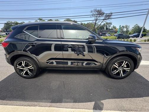 2025 Volvo XC40 B5 Core Bright Theme