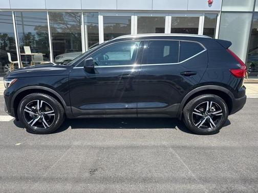 2025 Volvo XC40 B5 Core Bright Theme