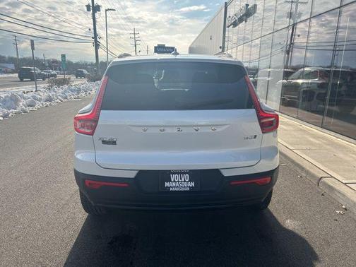 2025 Volvo XC40 B5 Plus Dark Theme