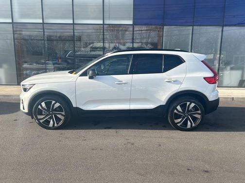 2025 Volvo XC40 B5 Plus Dark Theme