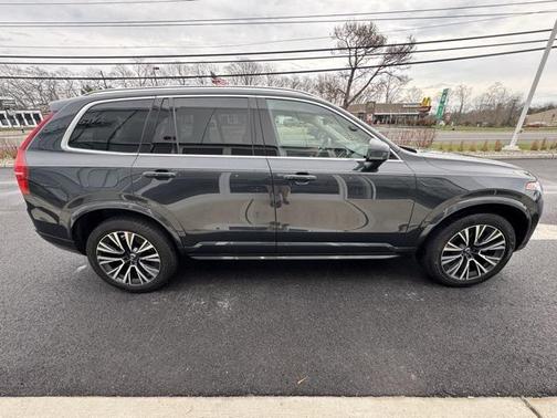 2022 Volvo XC90 T6 Momentum