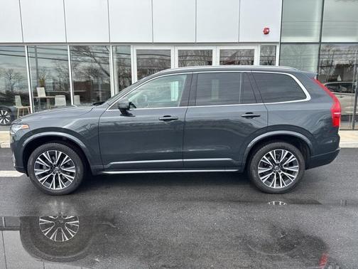 2022 Volvo XC90 T6 Momentum