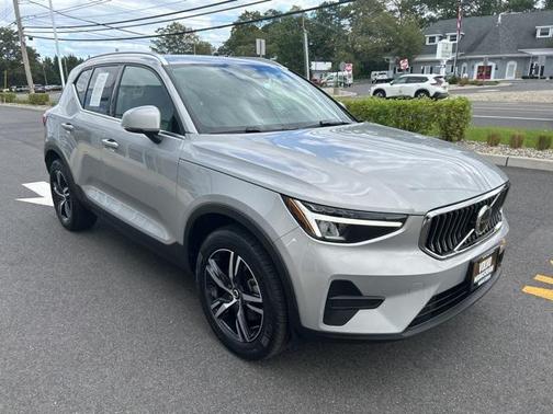 2025 Volvo XC40 B5 Core Bright Theme