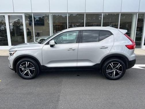2025 Volvo XC40 B5 Core Bright Theme