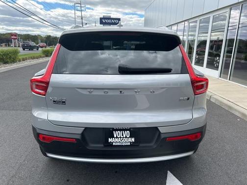 2025 Volvo XC40 B5 Core Bright Theme