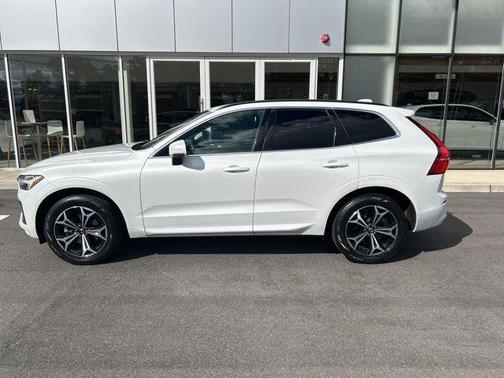 2022 Volvo XC60 B5 Momentum