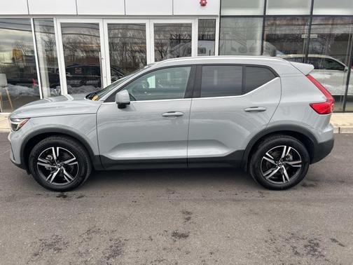 2025 Volvo XC40 B5 Core