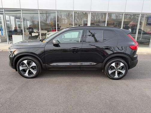 2025 Volvo XC40 B5 Plus Dark Theme