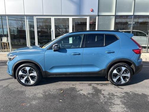 2025 Volvo XC40 B5 Plus Dark Theme