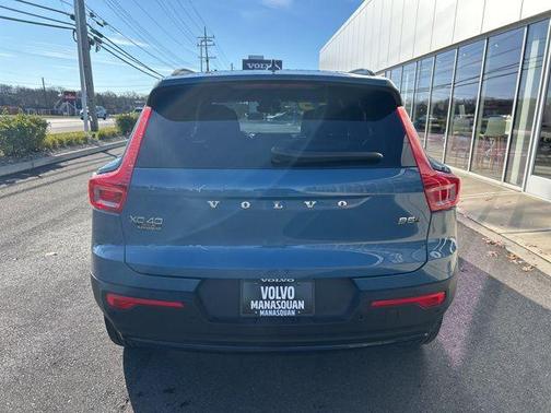 2025 Volvo XC40 B5 Plus Dark Theme