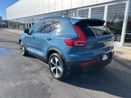 2025 Volvo XC40 B5 Plus Dark Theme