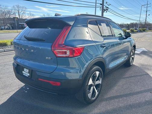 2025 Volvo XC40 B5 Plus Dark Theme