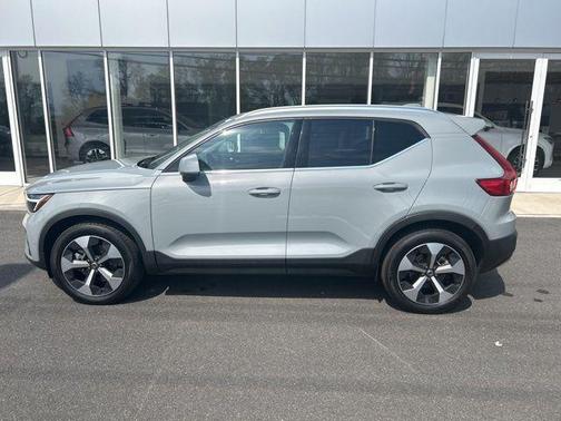Vapour Gray 2025 Volvo XC40 B5 Plus Bright Theme