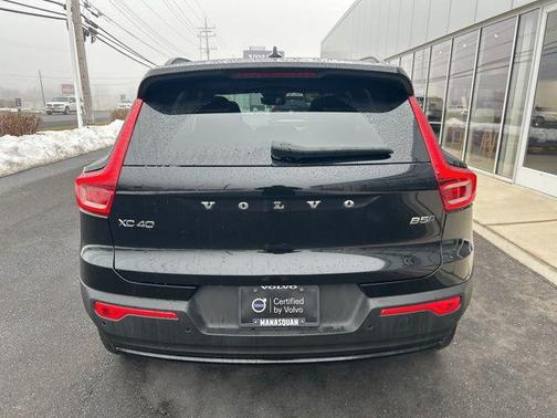 2025 Volvo XC40 B5 Plus Dark Theme