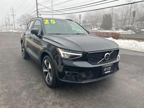2025 Volvo XC40 B5 Plus Dark Theme