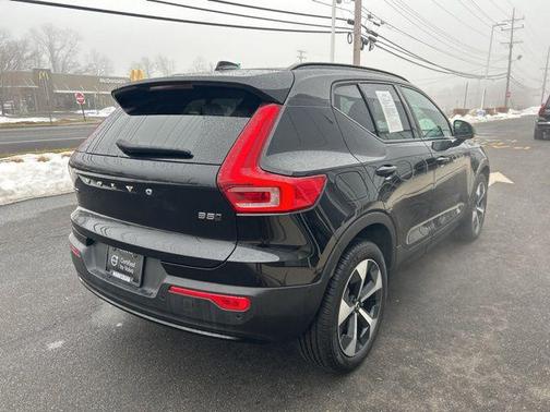 2025 Volvo XC40 B5 Plus Dark Theme