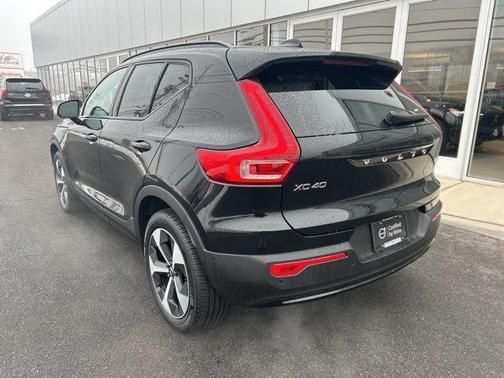 2025 Volvo XC40 B5 Plus Dark Theme