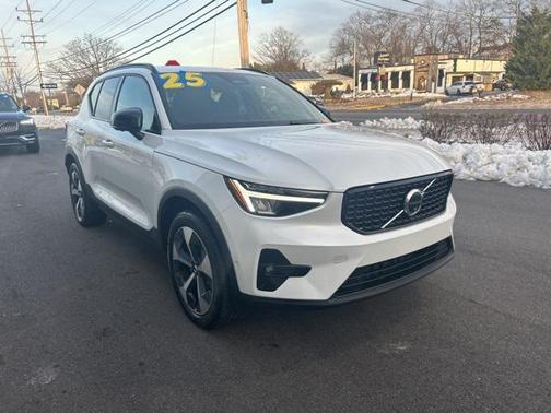 2025 Volvo XC40 B5 Plus Dark Theme