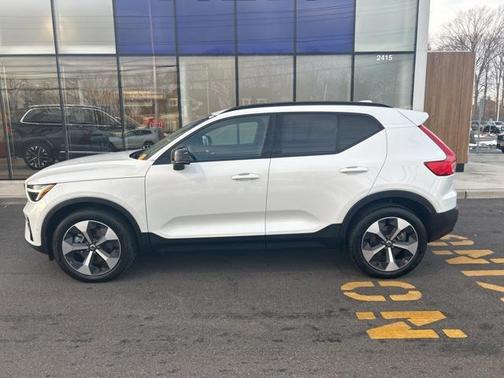 2025 Volvo XC40 B5 Plus Dark Theme