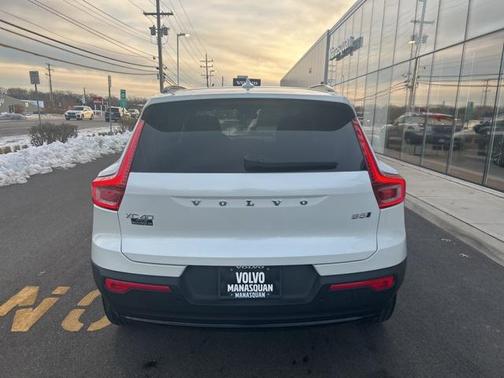 2025 Volvo XC40 B5 Plus Dark Theme