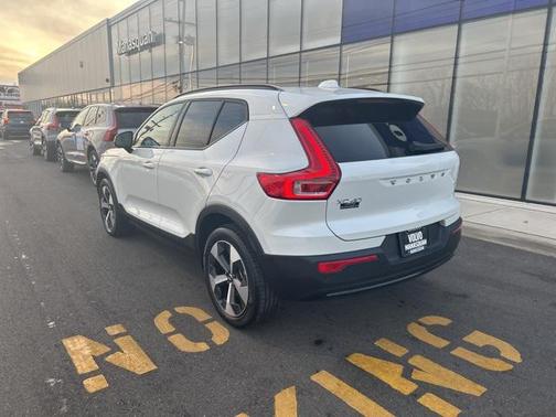 2025 Volvo XC40 B5 Plus Dark Theme